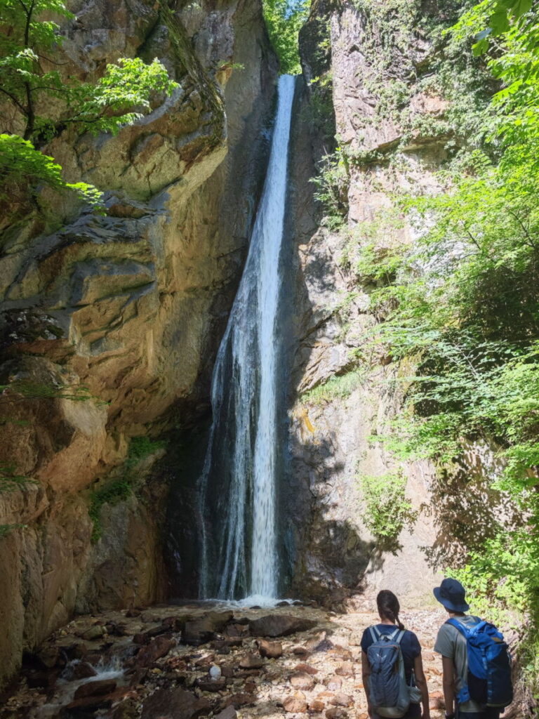 Imposanter Wasserfall in Südtirol - der 30 Meter hohe Wasserfall am Kalterer See